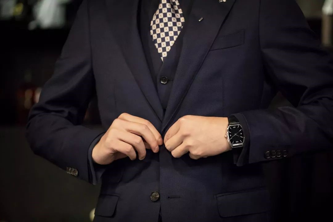 長沙炭河服飾有限公司,長沙西服定制公司,工作服定制,沖鋒衣定制,T恤定制
